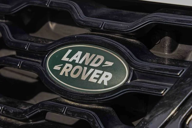 Used 2023  Land Rover R-Dynamic SE image 27