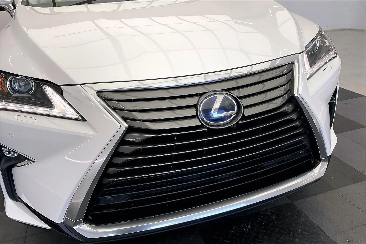 Used 2018 Eminent White Pearl Lexus 450h image 31