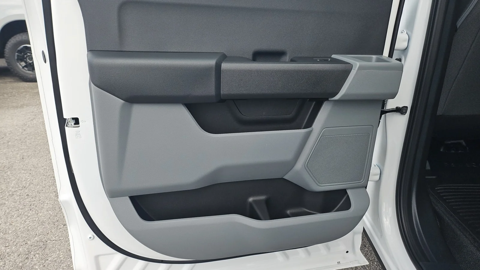 New 2027 Oxford White Ford XL 2WD image 12
