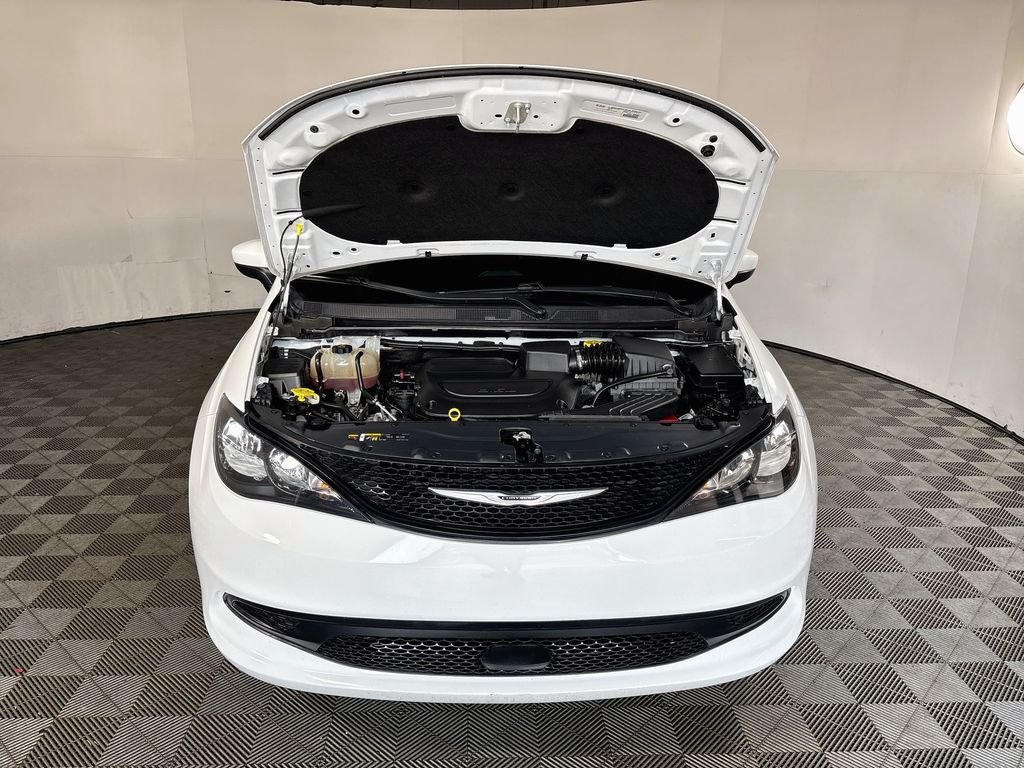Used 2023 White Chrysler LX image 20