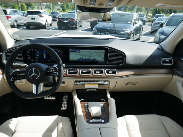 New 2026 MANUFAKTUR Moonlight White Metallic Mercedes-Benz GLS 450 image 33