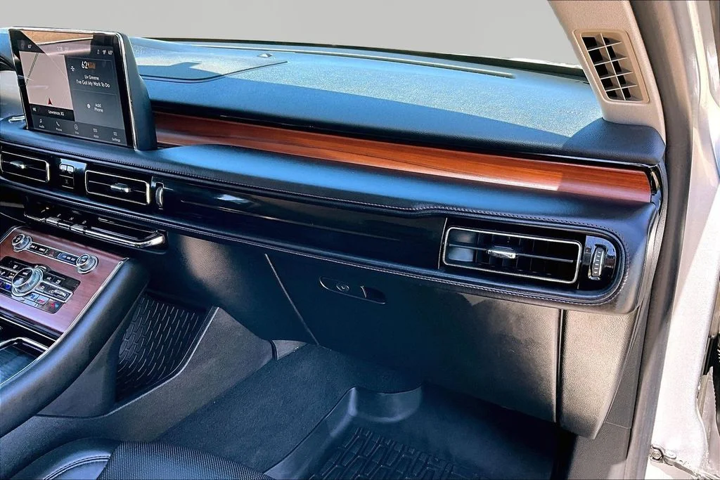Used 2020 Radiance Metallic Lincoln Reserve image 17