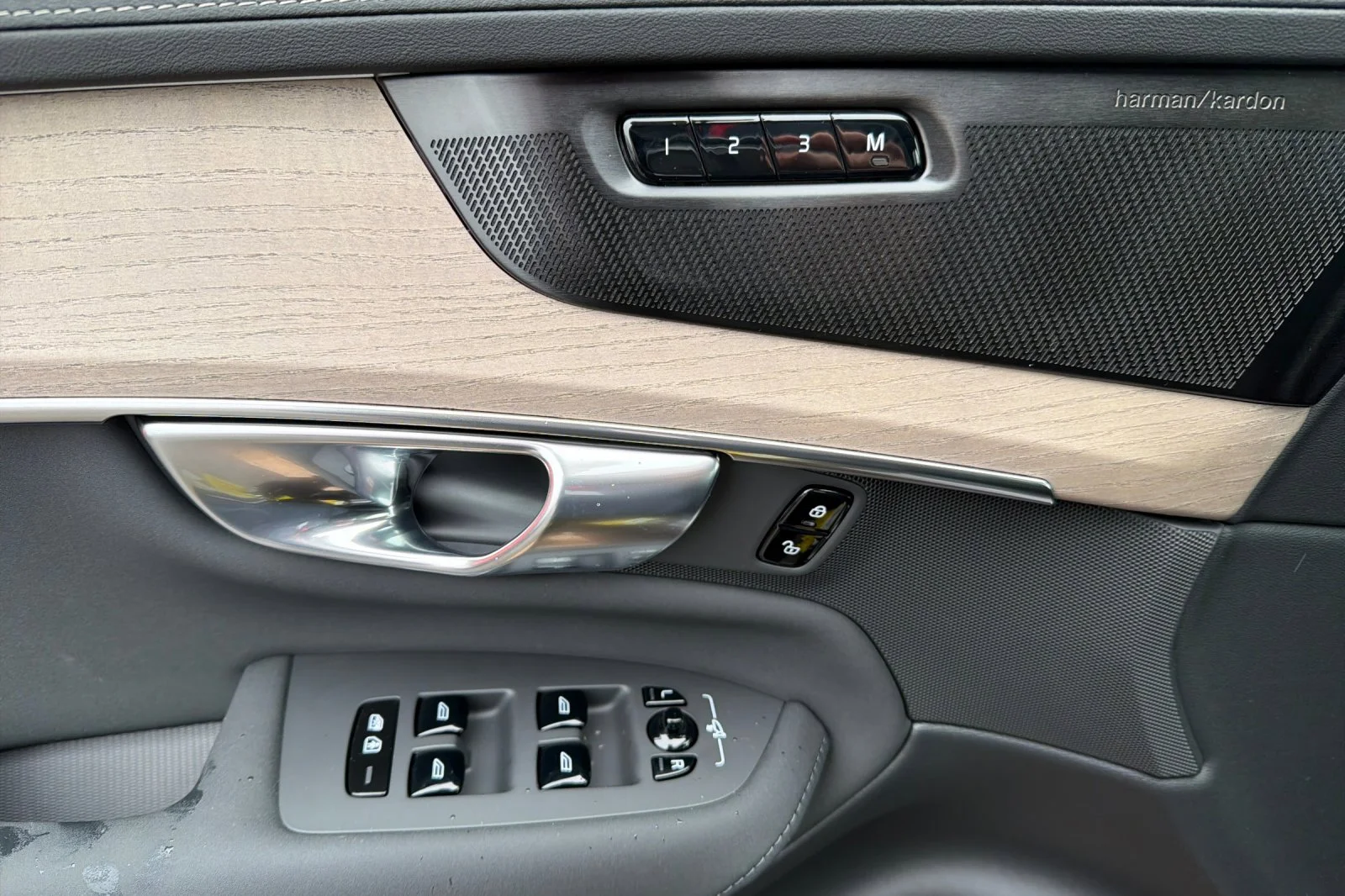 New 2026 AURORA SILVER Volvo Plus image 8