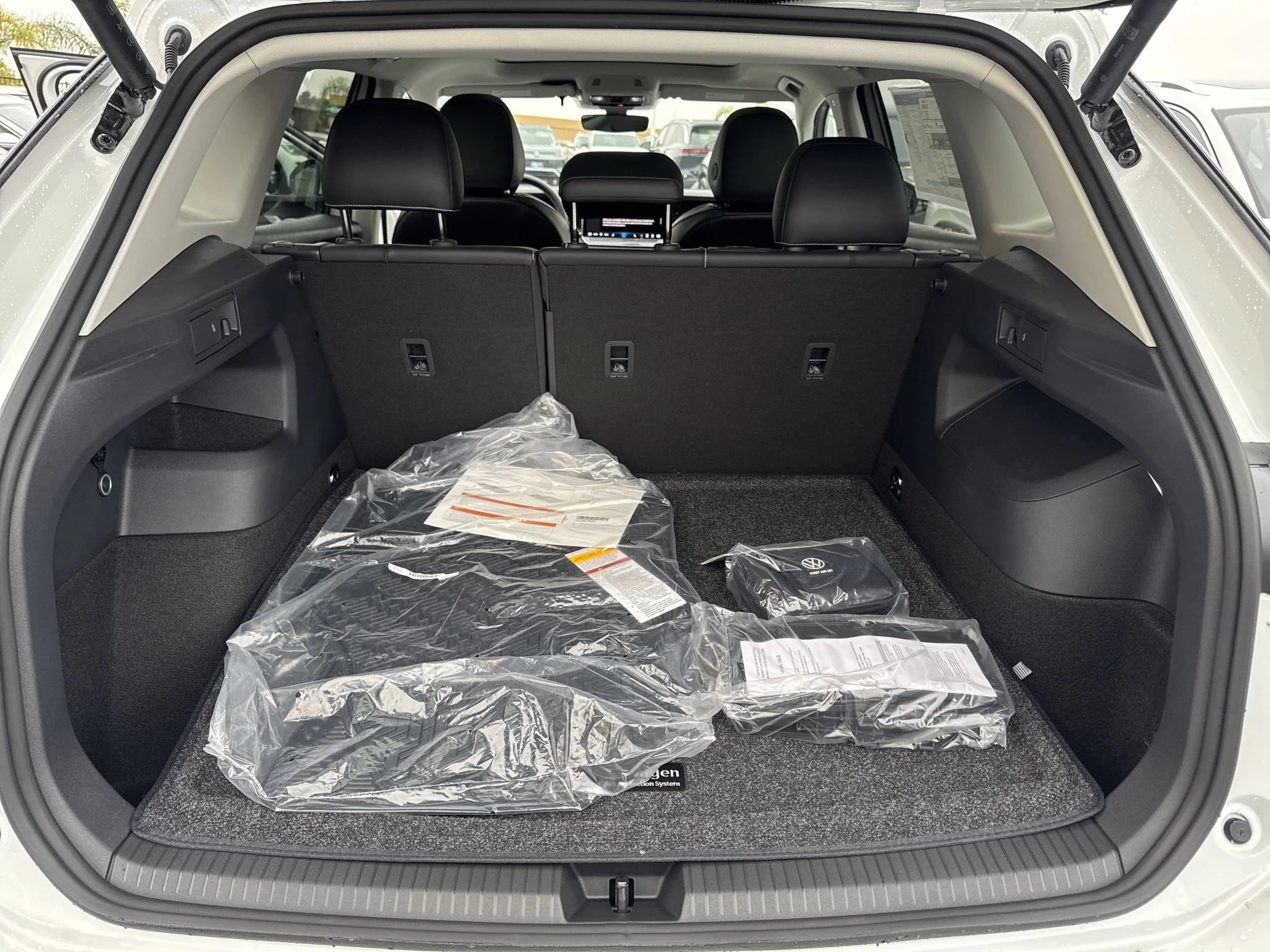 New 2026 Pure White Volkswagen SE image 33
