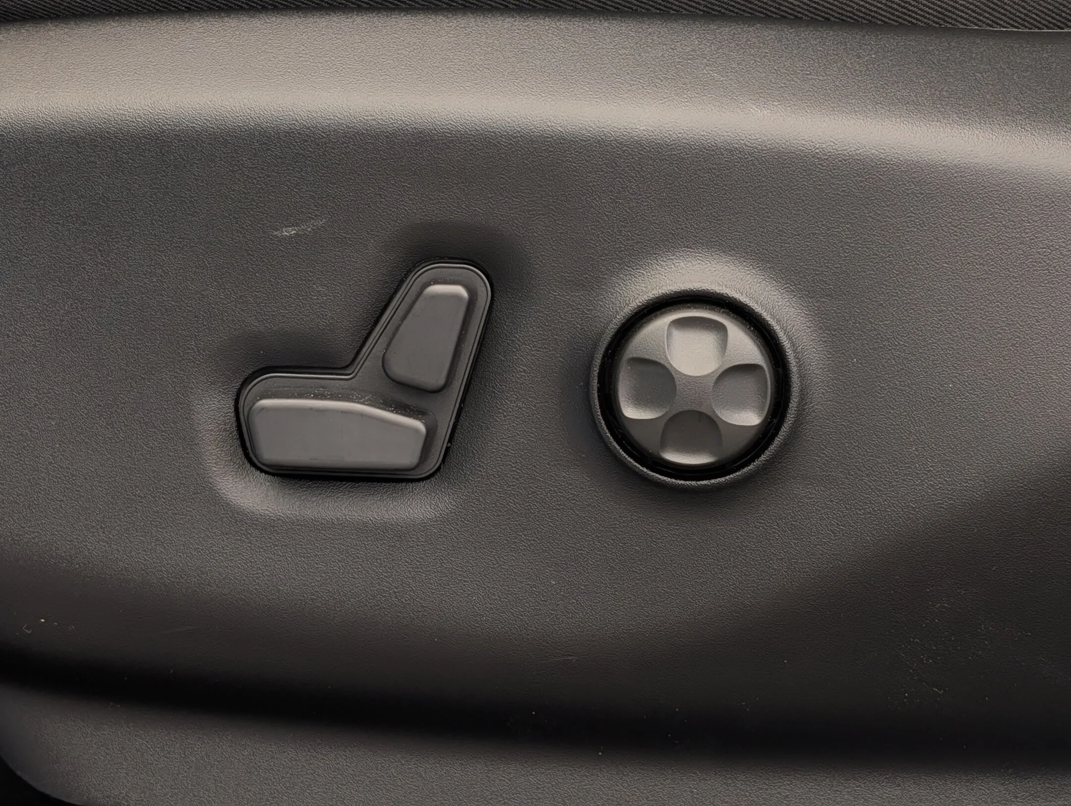 New 2027 White Chrysler Select - - AWD - Safety Sphere Pkg w/ 360 Cam - Stow n Go Seats & More! image 14