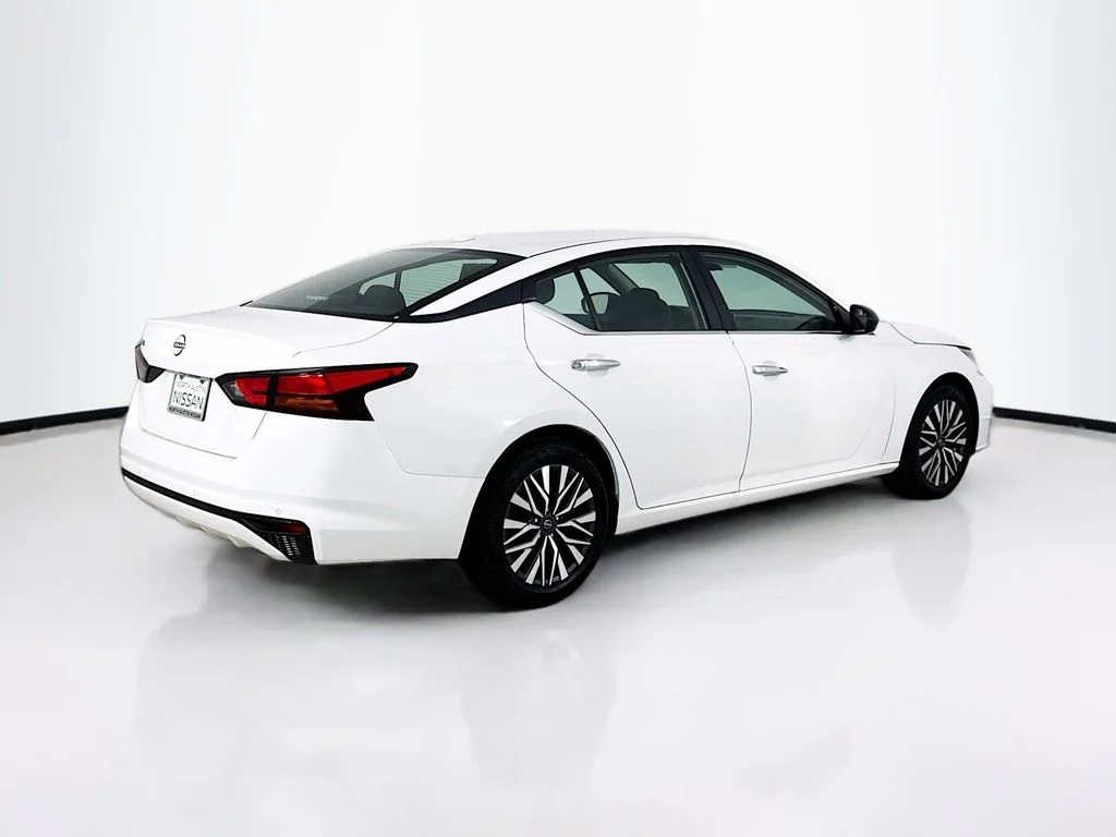Used 2025 White Nissan 2.5 SV image 7