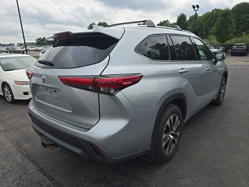 Used 2021 Silver Toyota XLE image 8