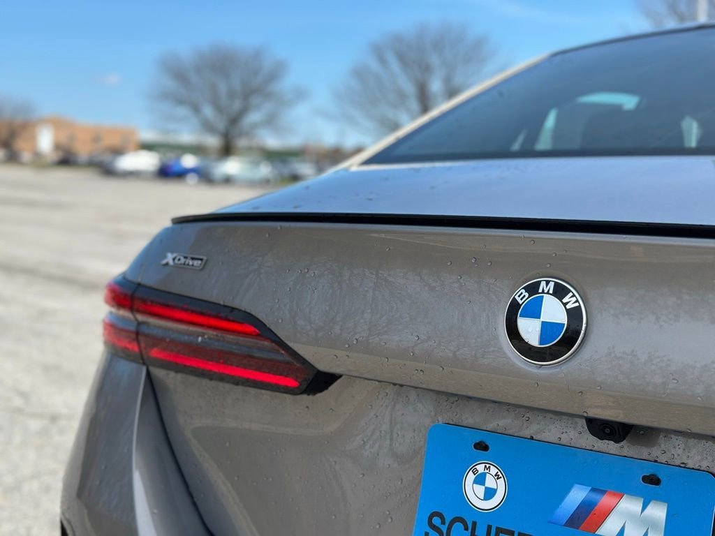 New 2026 Oxide Grey Metallic BMW 530i xDrive image 13