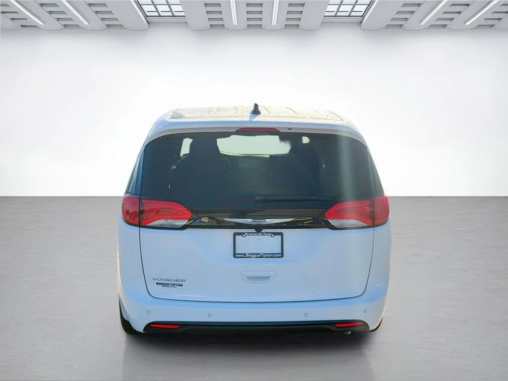 New 2026 Bright White Clear-Coat Exterior Paint Chrysler LX image 4