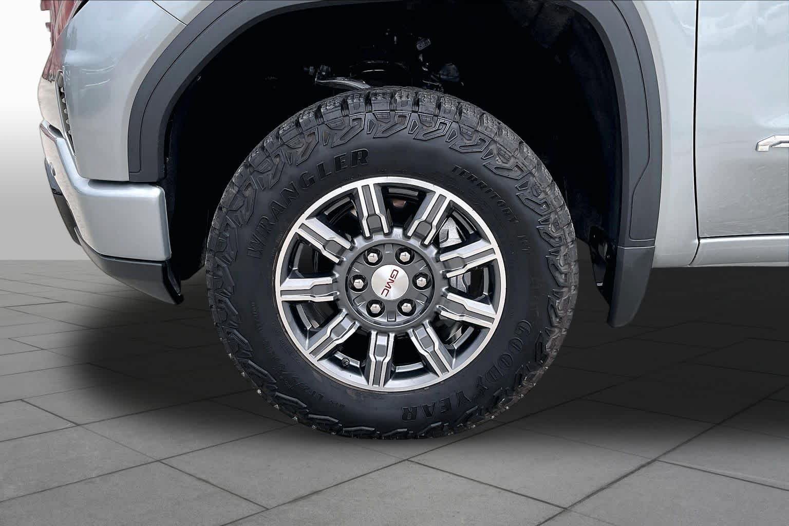 Used 2025 Sterling Metallic GMC AT4 image 11