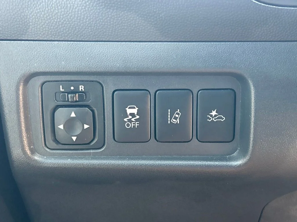 Used 2024 Silver Mitsubishi SE image 29