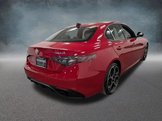 Used 2025  Alfa Romeo  image 4