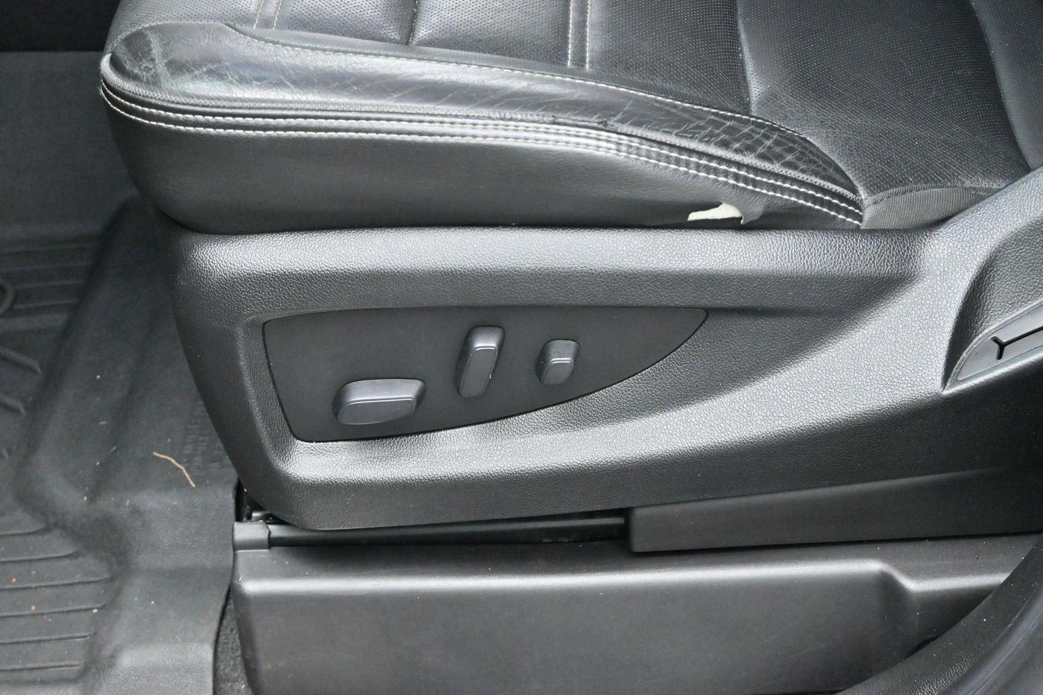 Used 2020 Summit White GMC Denali image 18