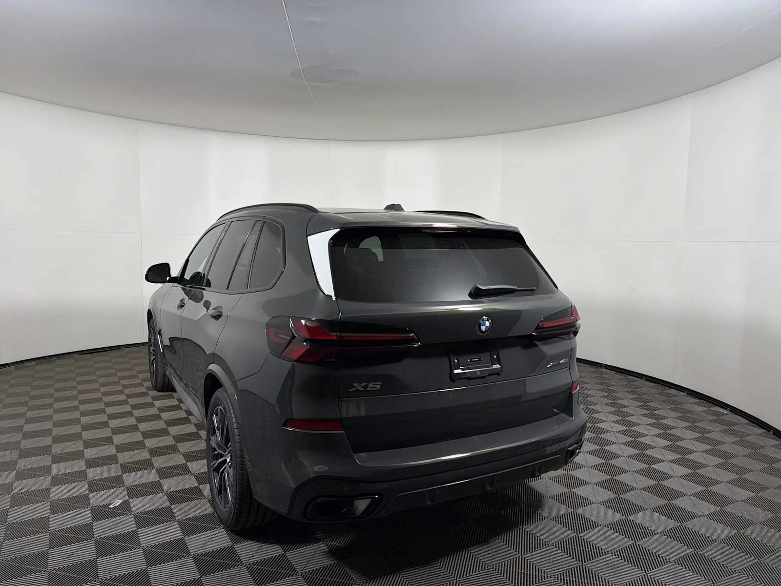 New 2026 Dravit Grey Metallic BMW xDrive40i image 3