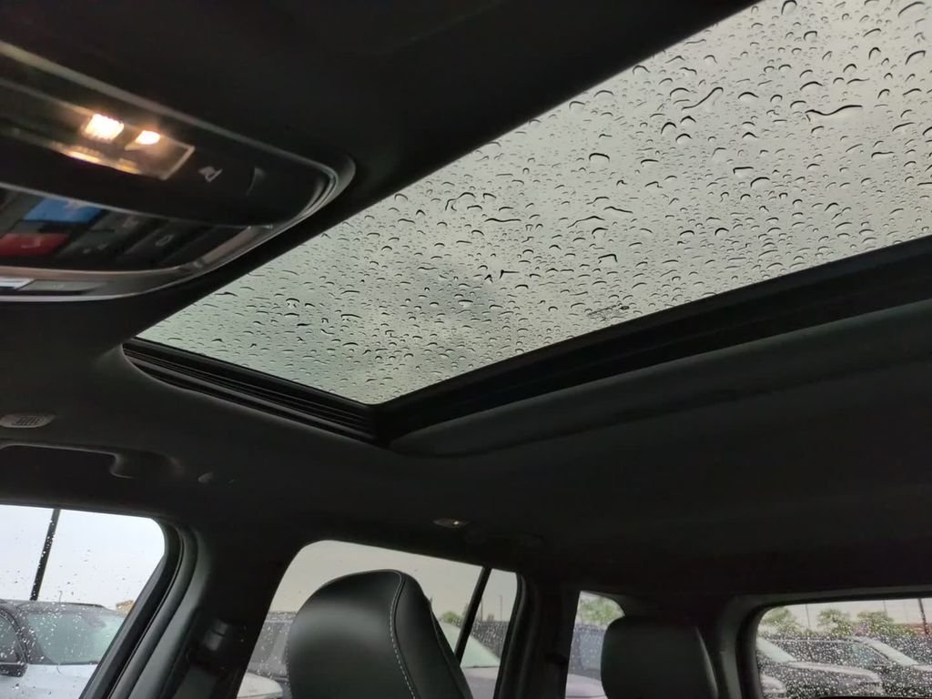 New 2026 Bright White Clear-Coat Exterior Paint Jeep Laredo image 28