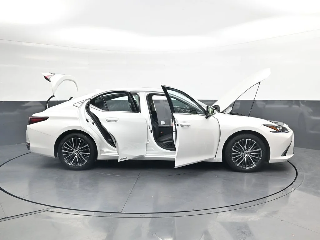 Used 2022 White Lexus 300h image 44