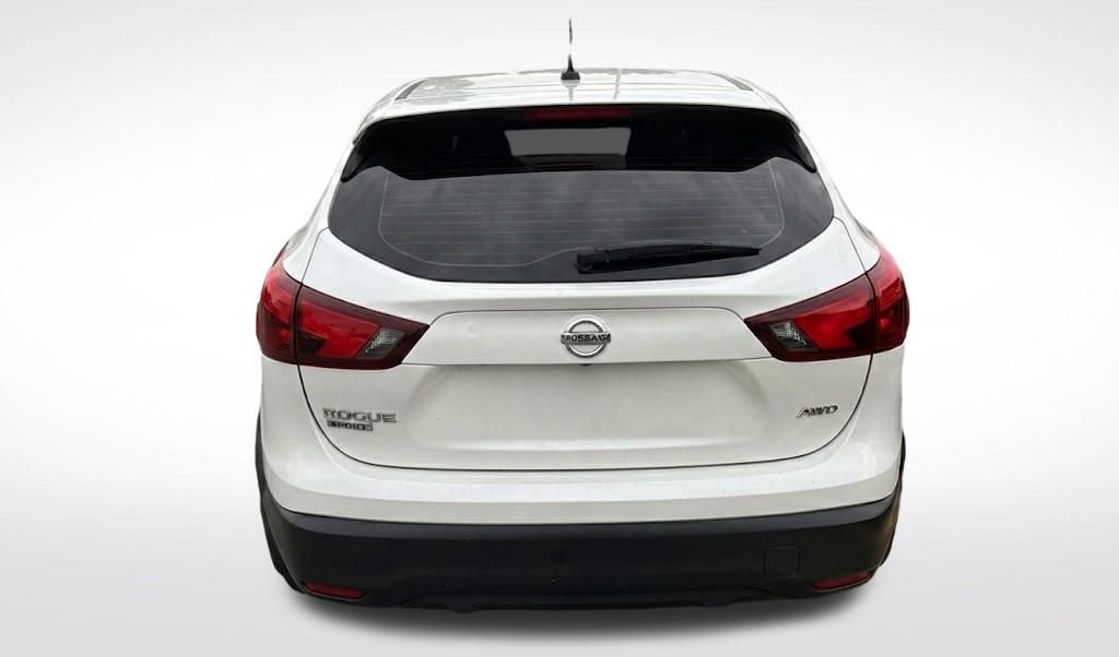 Used 2018 White Nissan S image 3