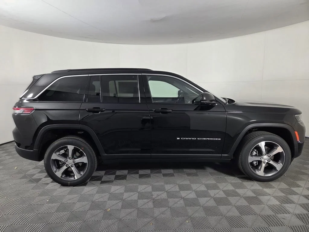 New 2026 Diamond Black Crystal Pearl-Coat Exterior Paint Jeep Limited image 4