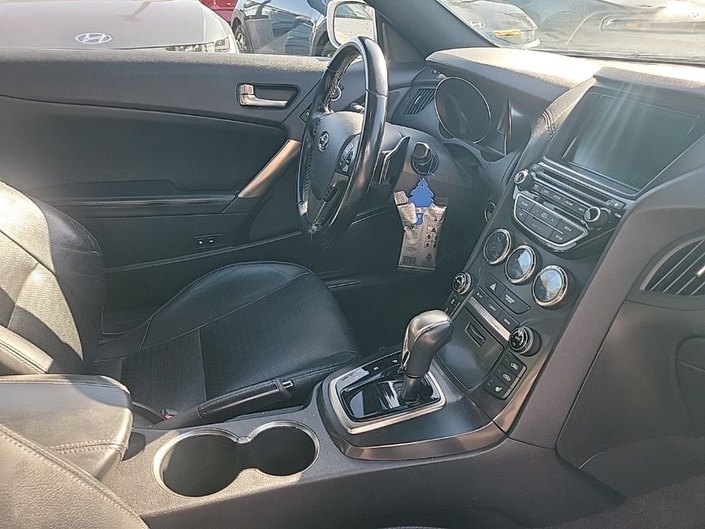 Used 2014 White Hyundai 3.8 Ultimate image 4