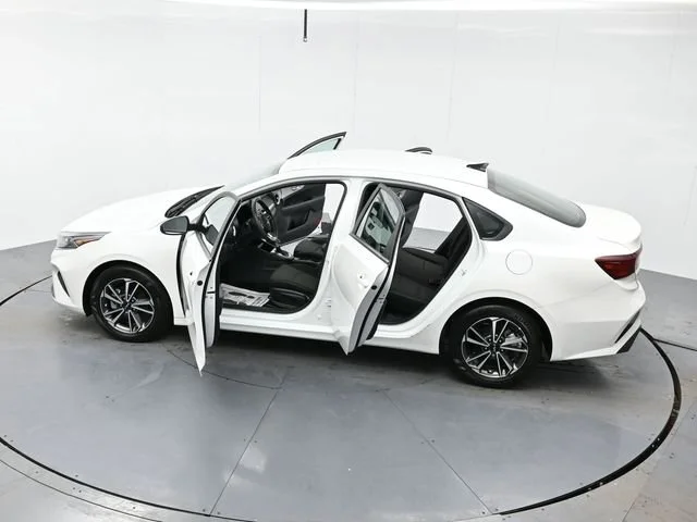 Used 2022 Snow White Pearl Kia LXS image 37