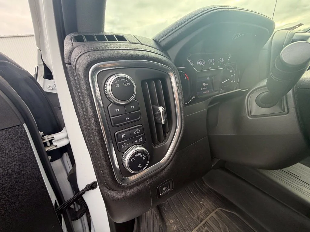 Used 2022 White GMC SLE image 12