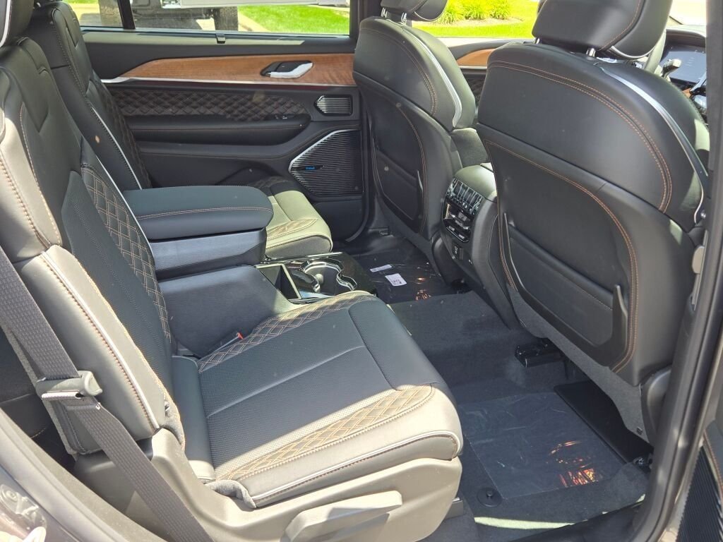New 2026 Baltic Gray Metallic Clear-Coat Exterior Paint Jeep Summit image 9