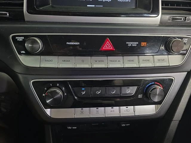 Used 2019 Silver Hyundai SE image 18