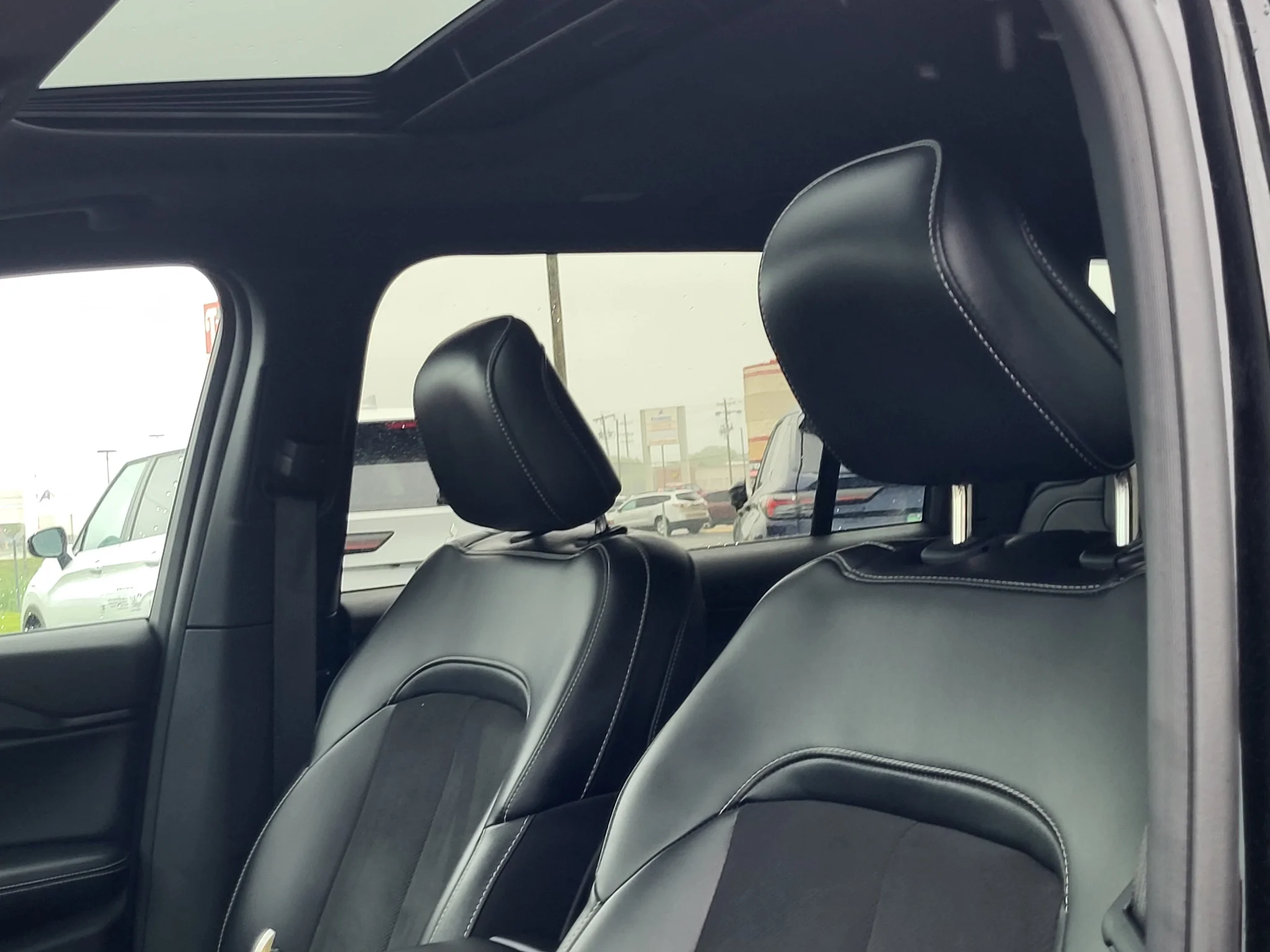 Used 2025 Diamond Black Crystal Pearlcoat Jeep Altitude X image 21