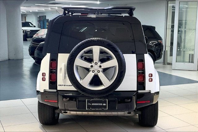 Used 2024 Fuji White Land Rover X-Dynamic SE image 3