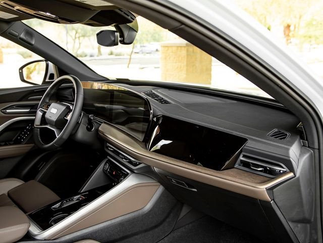 Used 2025 Glacier White Audi 2.0T Premium Plus image 32