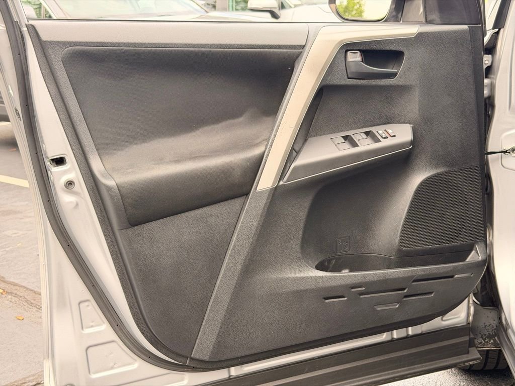 Used 2016 Silver Toyota LE image 25