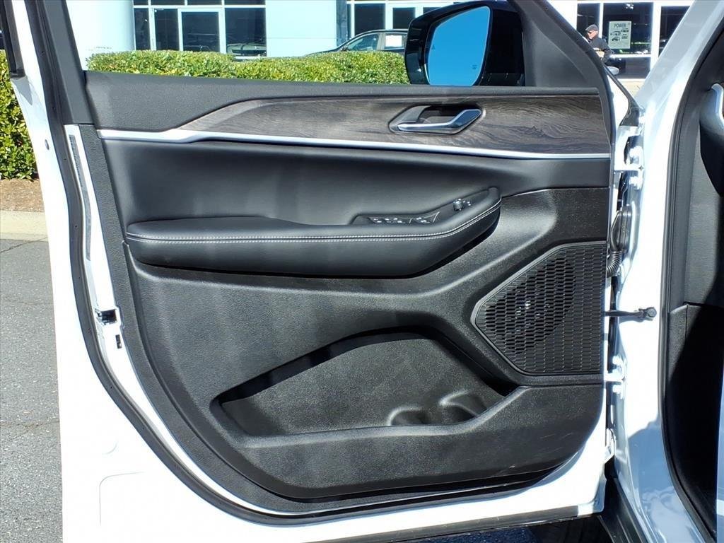 New 2026 Bright White Clear-Coat Exterior Paint Jeep Laredo Altitude image 4