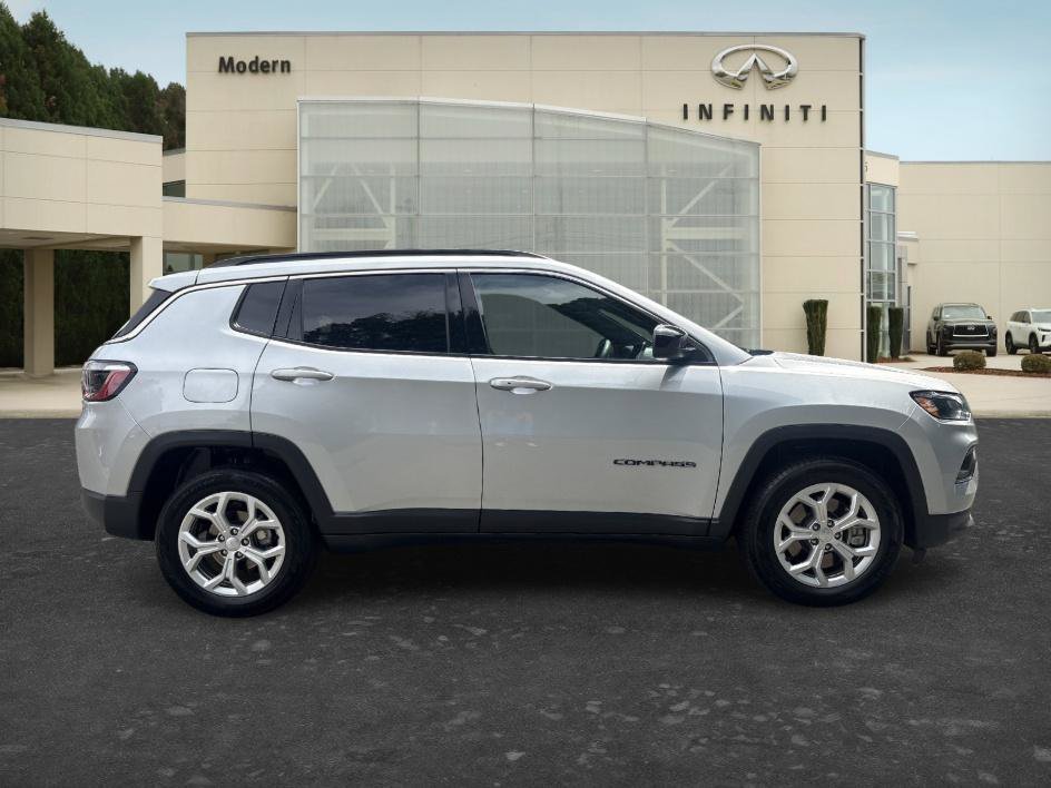 Used 2024 Silver Zynith Metallic Clearcoat Jeep Latitude image 4