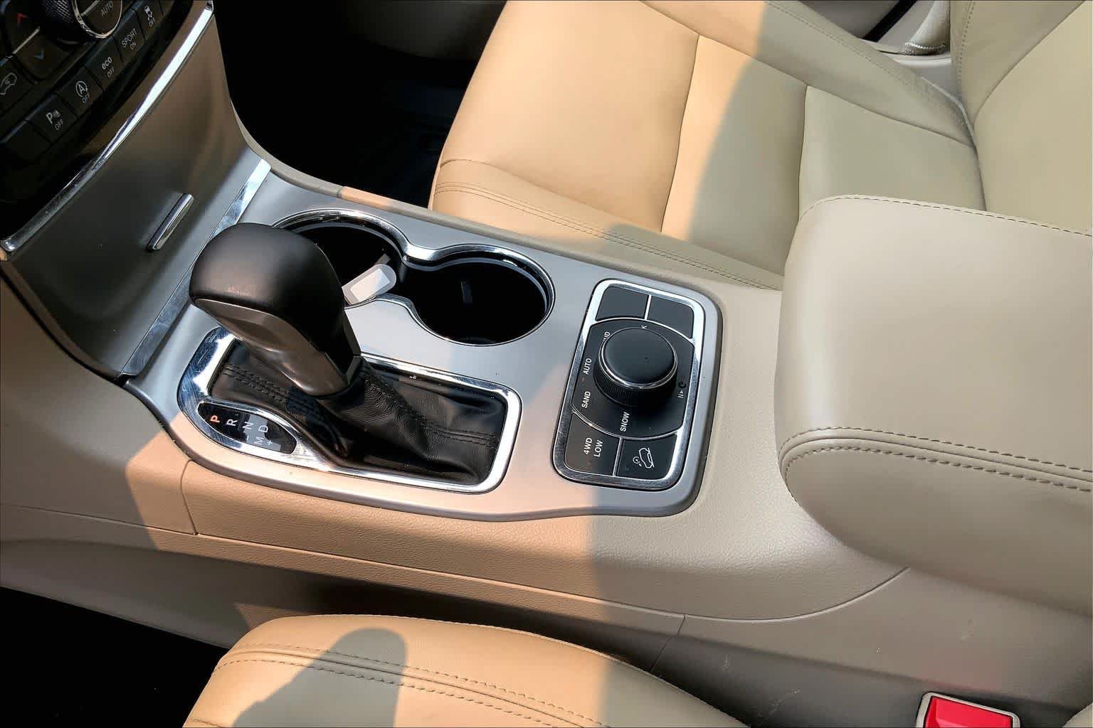 Used 2020 Granite Crystal Metallic Clearcoat Jeep Limited image 17