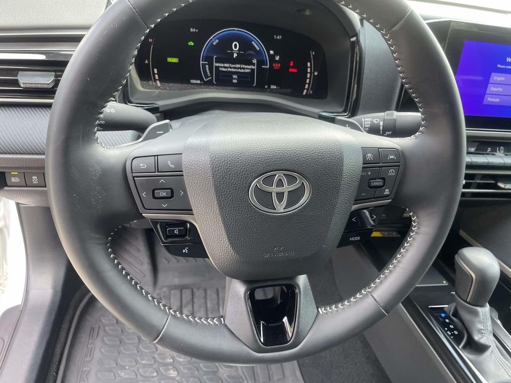 Used 2025  Toyota SE image 19