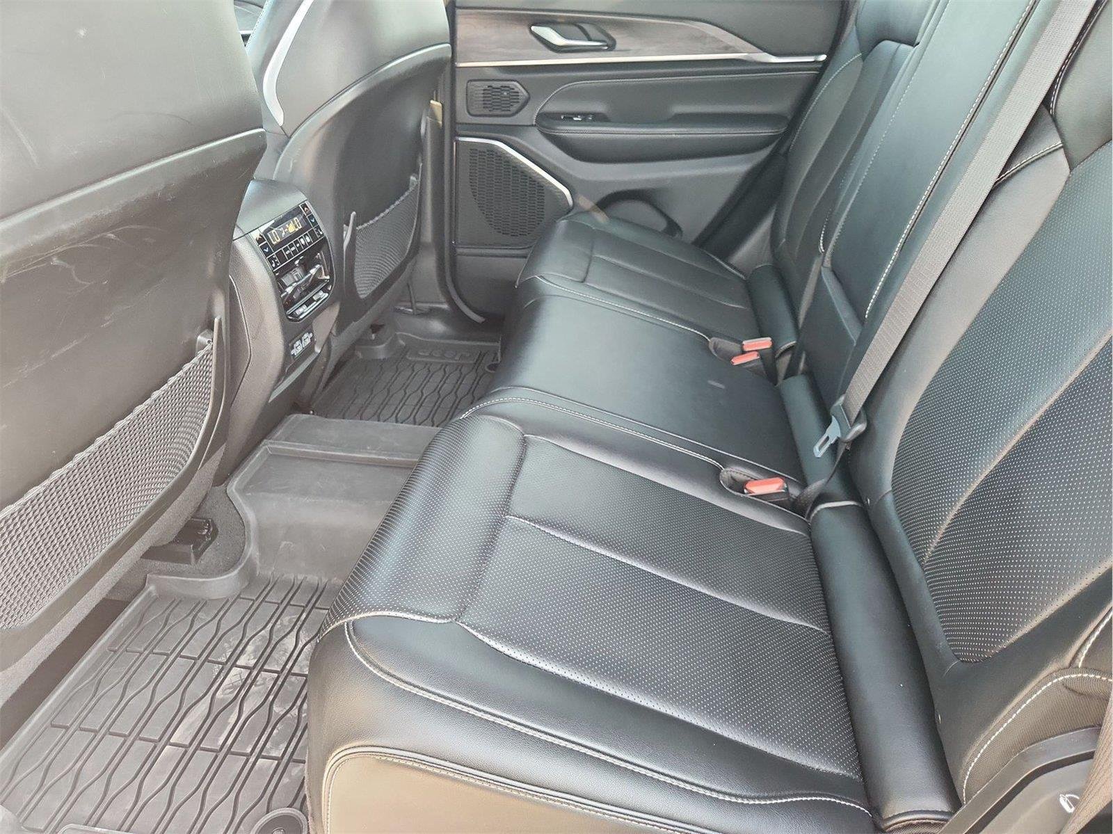 2022 Jeep Grand Cherokee photo 26 of 35