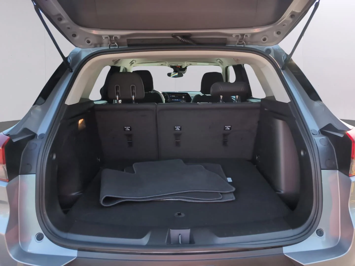 Used 2025 Sterling Gray Metallic Chevrolet LT image 9