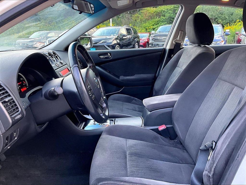 Used 2011 White Nissan 2.5 S image 4