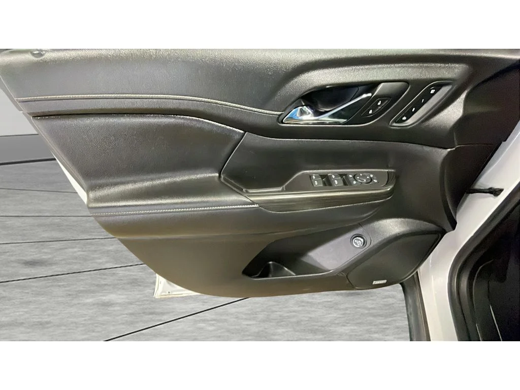 Used 2020 White Frost Tri-Coat GMC SLT image 11