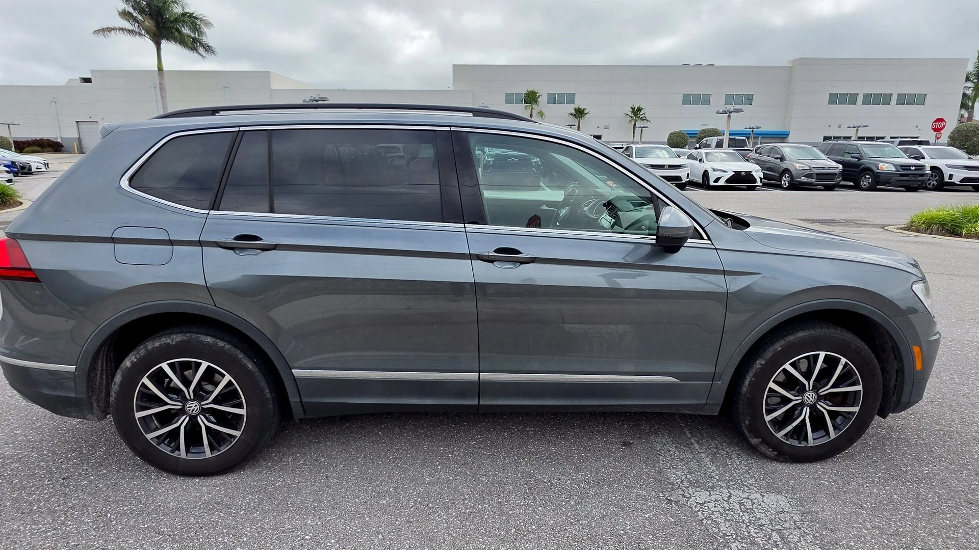 Used 2020 Platinum Gray Metallic Volkswagen 2.0T SE image 4