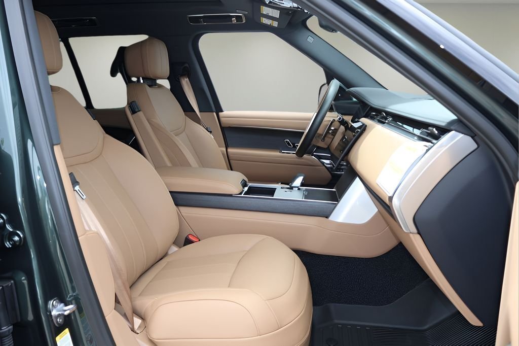 New 2026 Belgravia Green LAND ROVER SE image 17