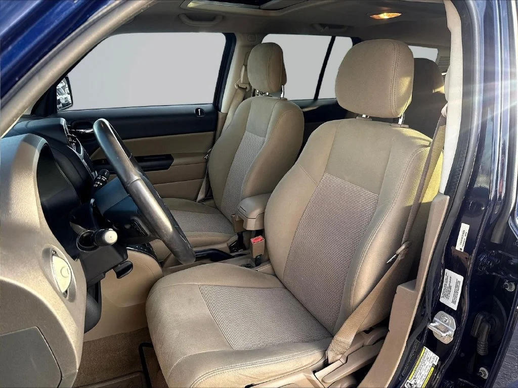 Used 2015 True Blue Pearlcoat Jeep Latitude image 25