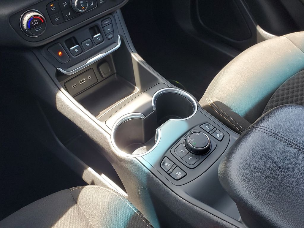 Used 2021 White GMC SLE image 29