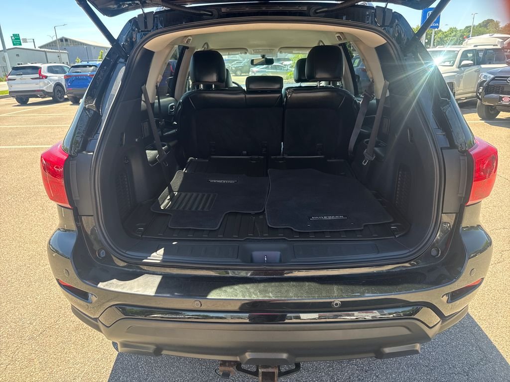 Used 2018 Black Nissan SL image 7