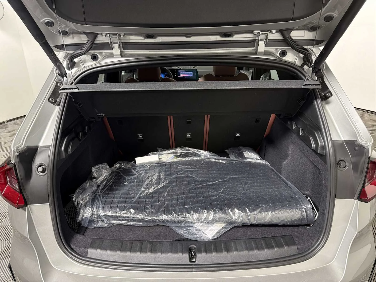 New 2026 Space Silver Metallic BMW xDrive28i image 21