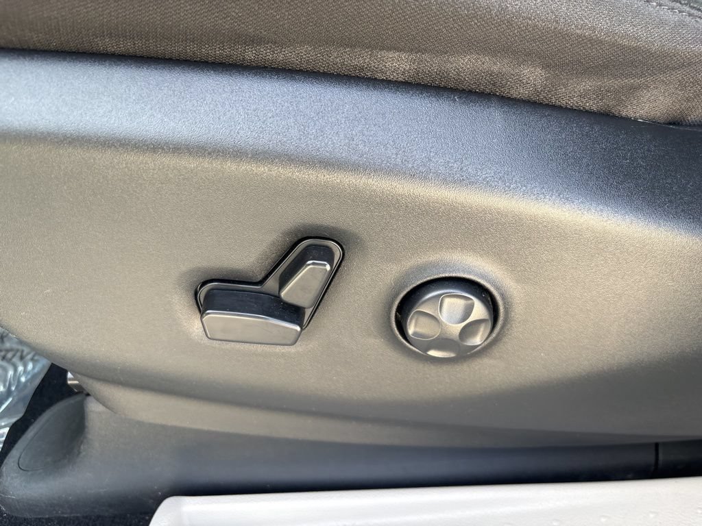 2024 Chrysler Voyager LX - Photo 17