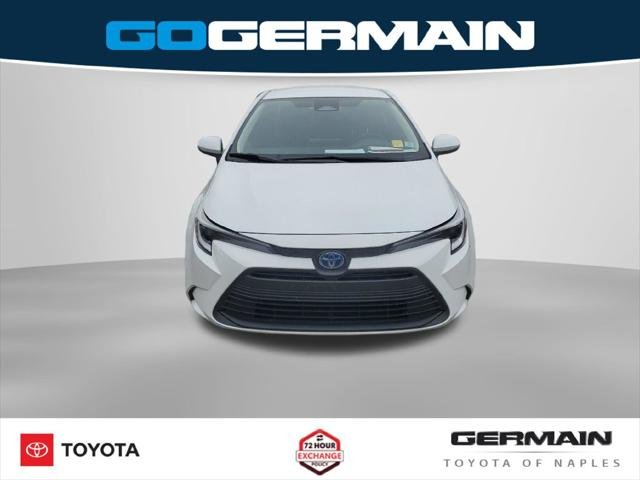 Certified Used 2025 WIND CHILL PEARL Toyota  image 3