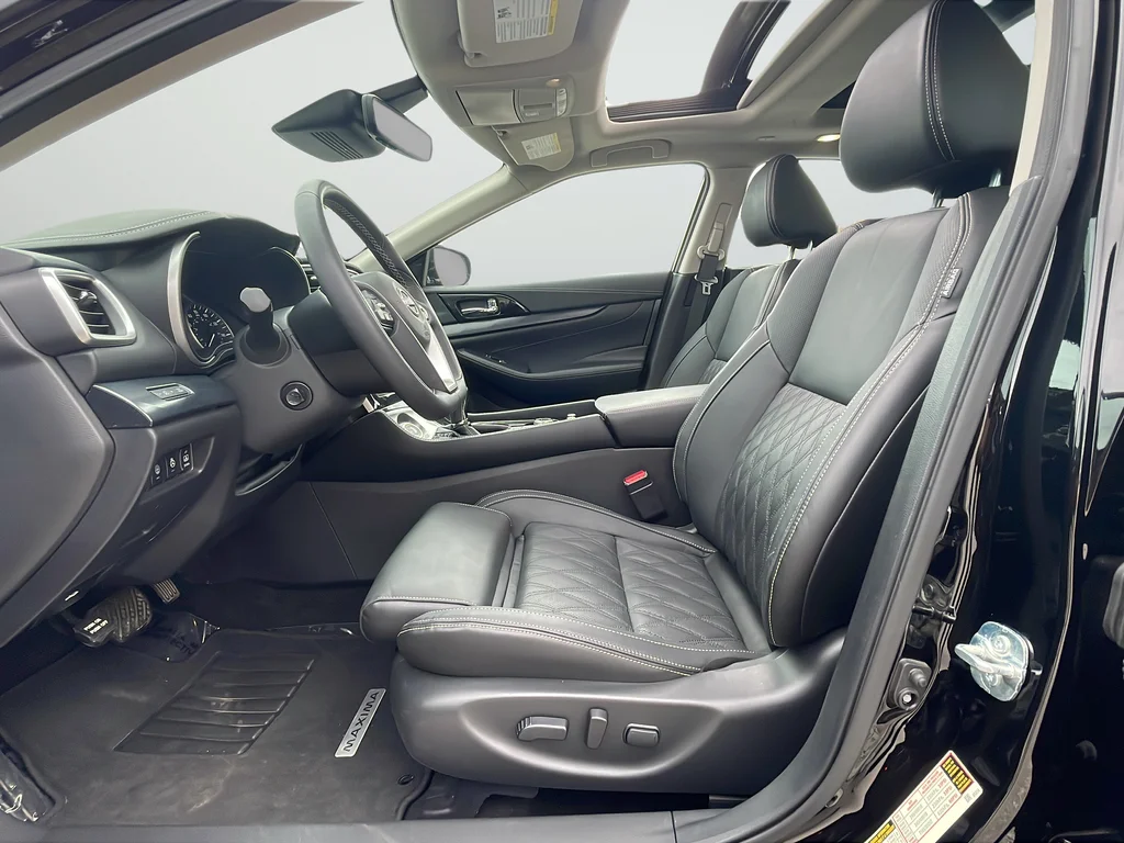 Used 2023 Black Nissan Platinum image 10