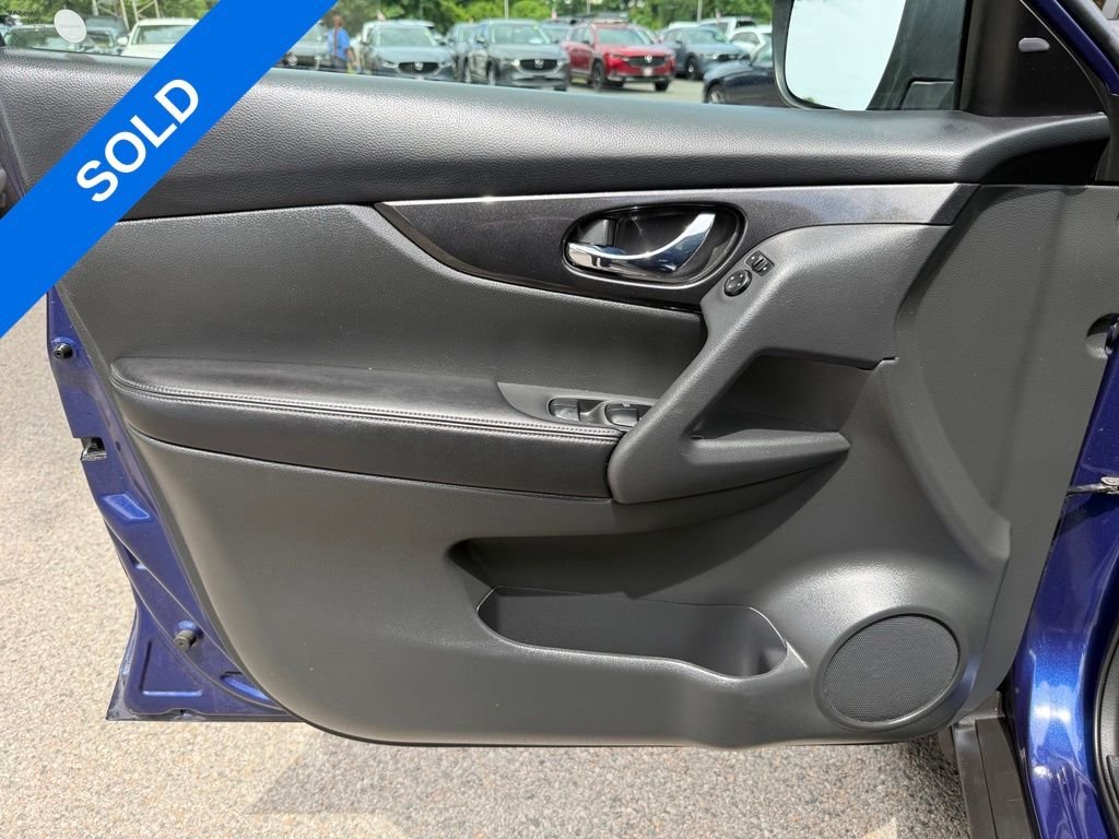 Used 2018 Caspian Blue Nissan S image 21