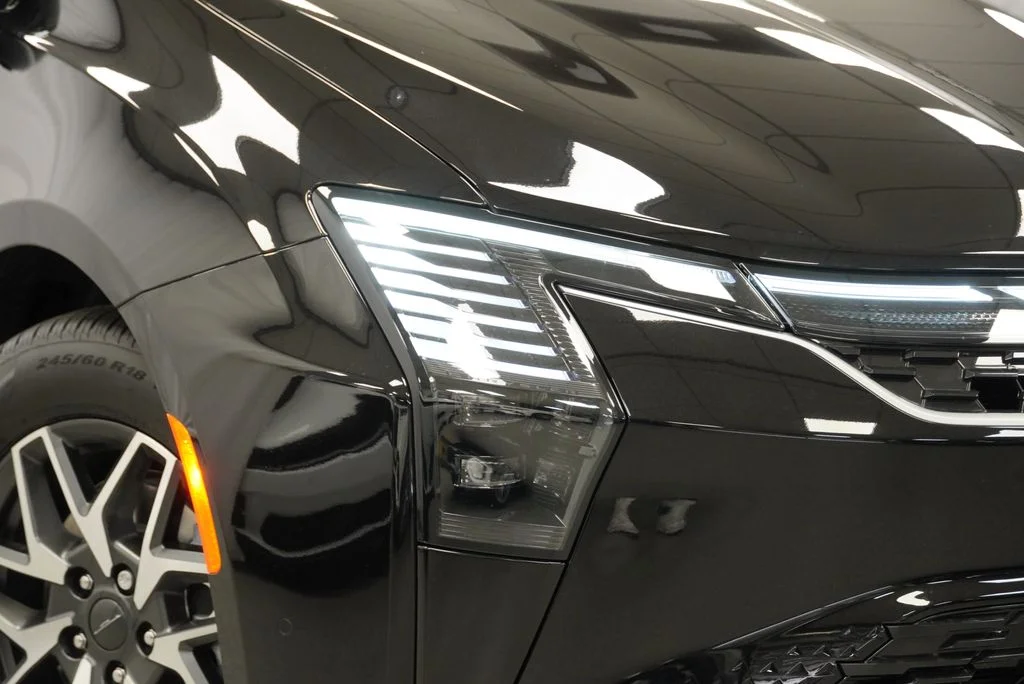 New 2027 Diamond Black Crystal Pearl-Coat Paint Chrysler Limited image 8